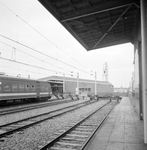 859323 Gezicht op de kopsporen van het N.S.-station Den Helder te Den Helder, vanaf het bordes van de goederenloods, ...